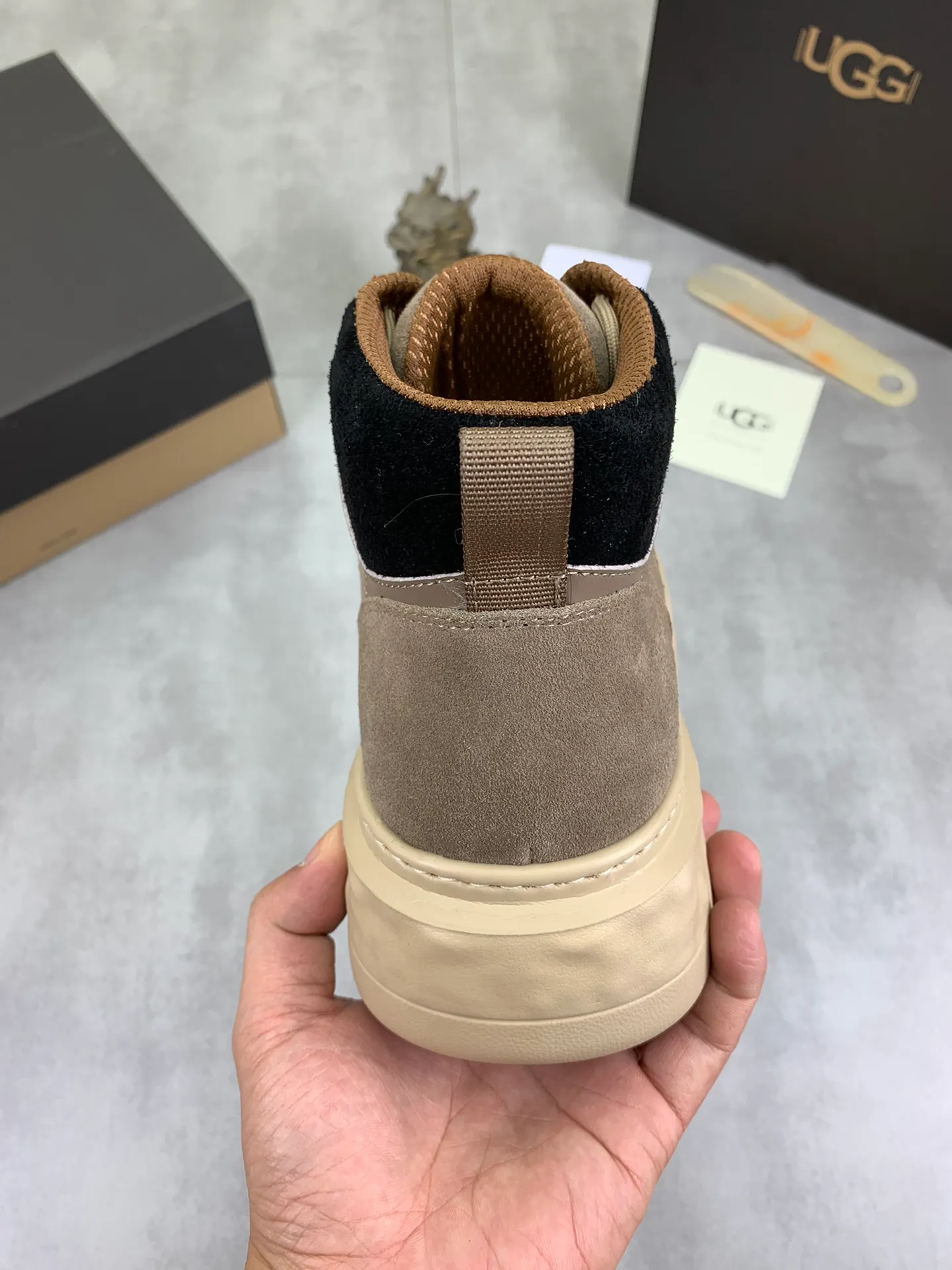 Men's shoes 💰P640 [New style] 💰 🆘 "Real wool" [UGG] 👉The popular men's shoes are synchronized with the official website 🔰The quality of the genuine products [satisfied] is not comparable to the imitations in the general market 🌀The upper is imported Italian frosted cowhide, and the lining is: foot pad 🅰️ grade 🐑Real wool👻Only Grade A can show the effect The hand feels smooth and delicate 🔱The shoe shape is grand, only genuine manufacturers can achieve it 🎄The perfect toughness of the original outsole 👻⬛️ can allow customers to bid farewell to one-time consumption. Real wool lining, super warm. Available in brown or gray. Number of yards: 39-44